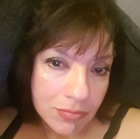 Meet your Posher, Gloria - Picture 1 of 2